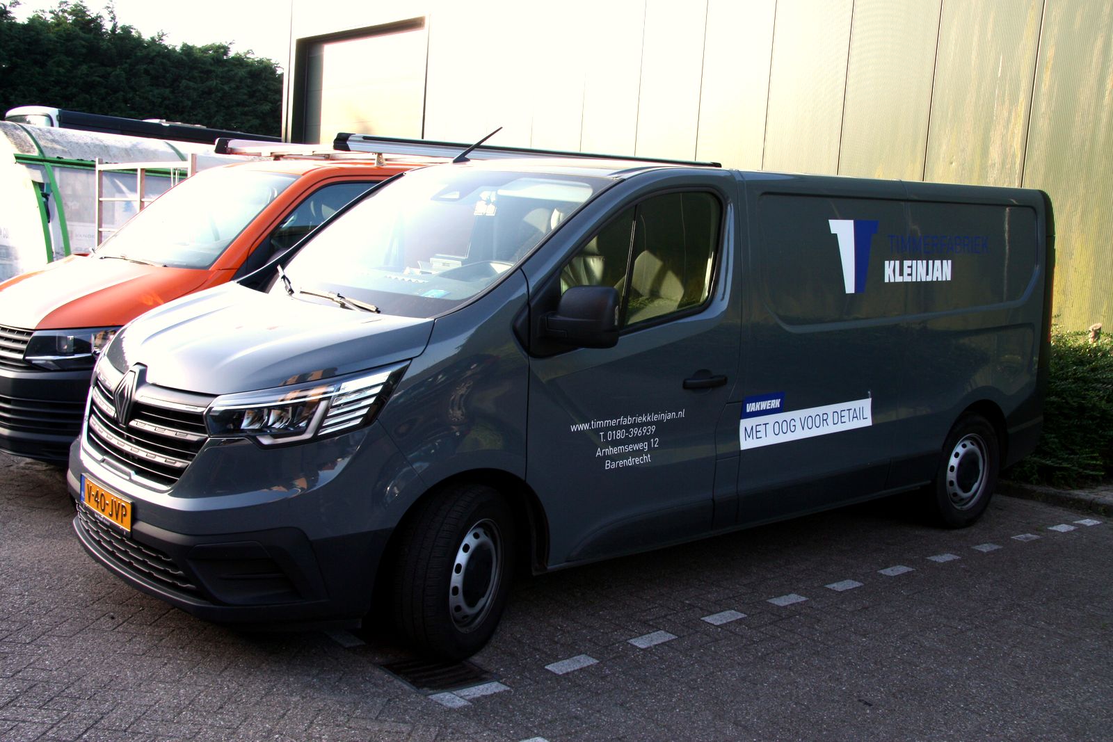 Bestelbussen van Kleinjan voor de fabriek