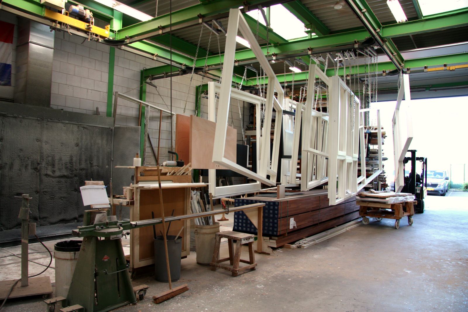 Doorkijk door de fabriekshal van Timmerfabriek Kleinjan