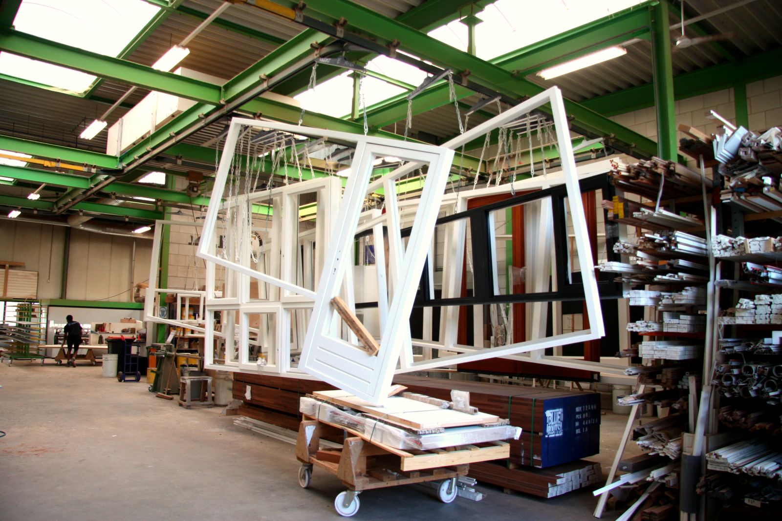 Kozijnen aan de takel in de fabriekshal