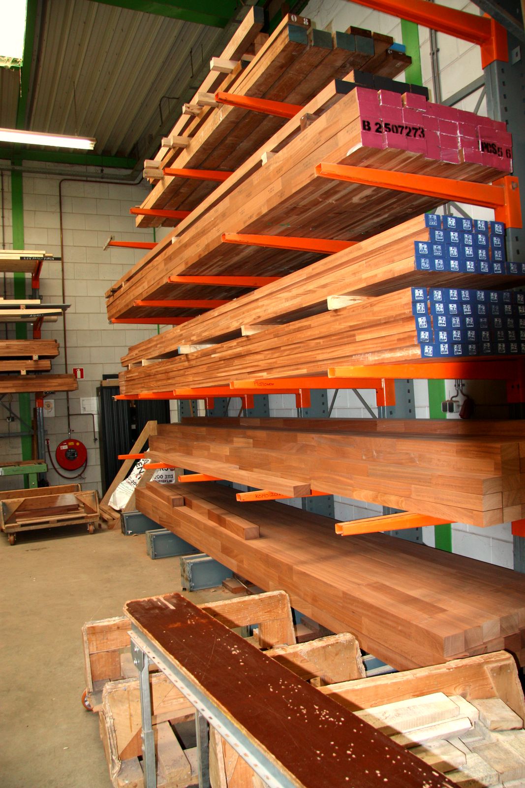 FSC-hardhout op stellingen in het magazijn