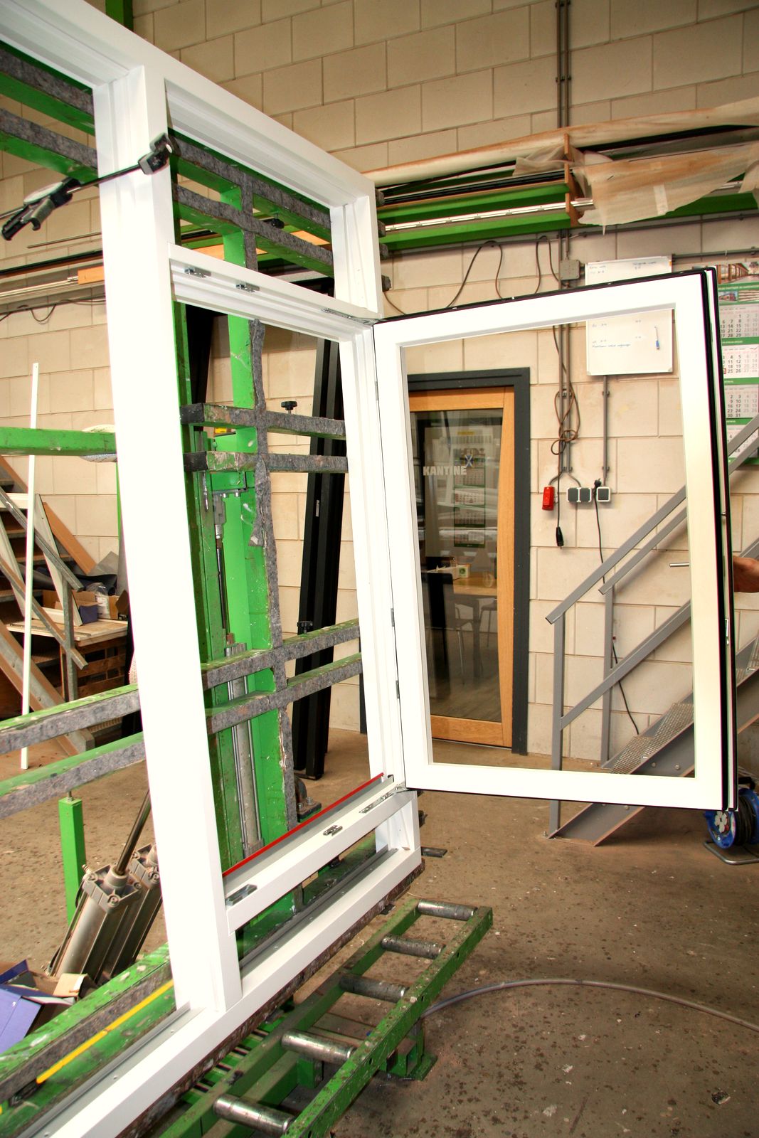 Wit draaikiepraam, af fabriek, op een productierek bij Kleinjan in Barendrecht