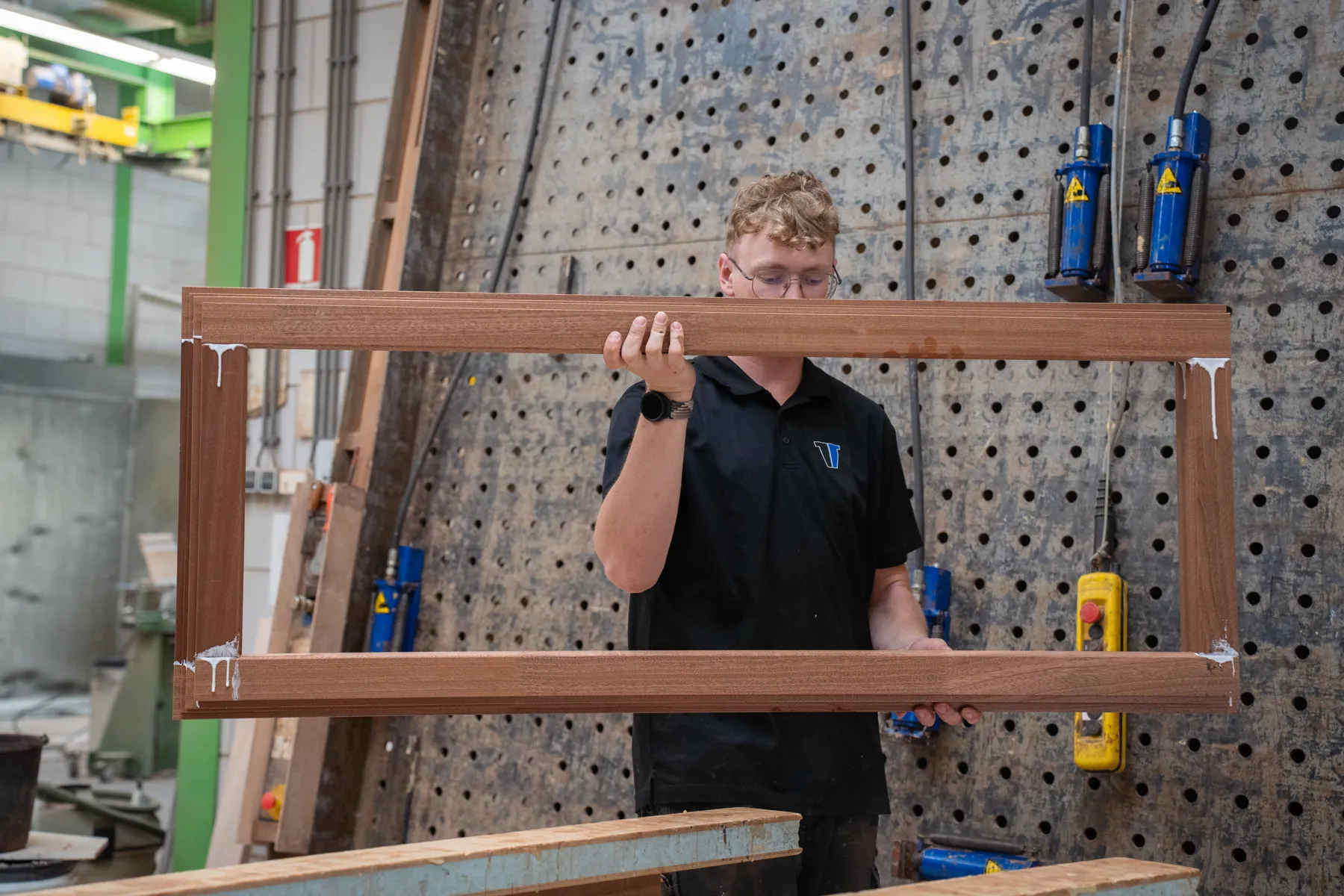 Een vers verlijmd kozijn in de werkplaats van Kleinjan