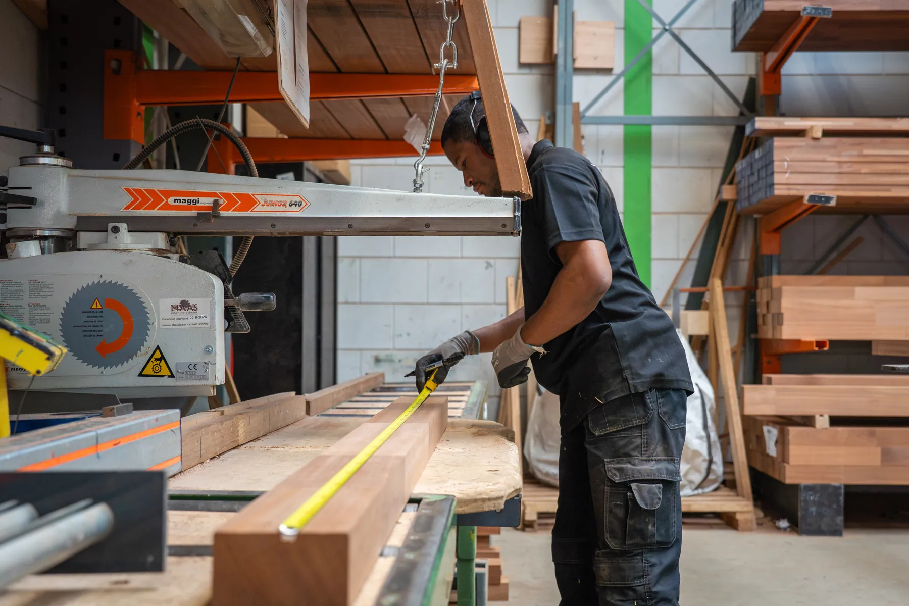 Een balk hardhout wordt opgemeten