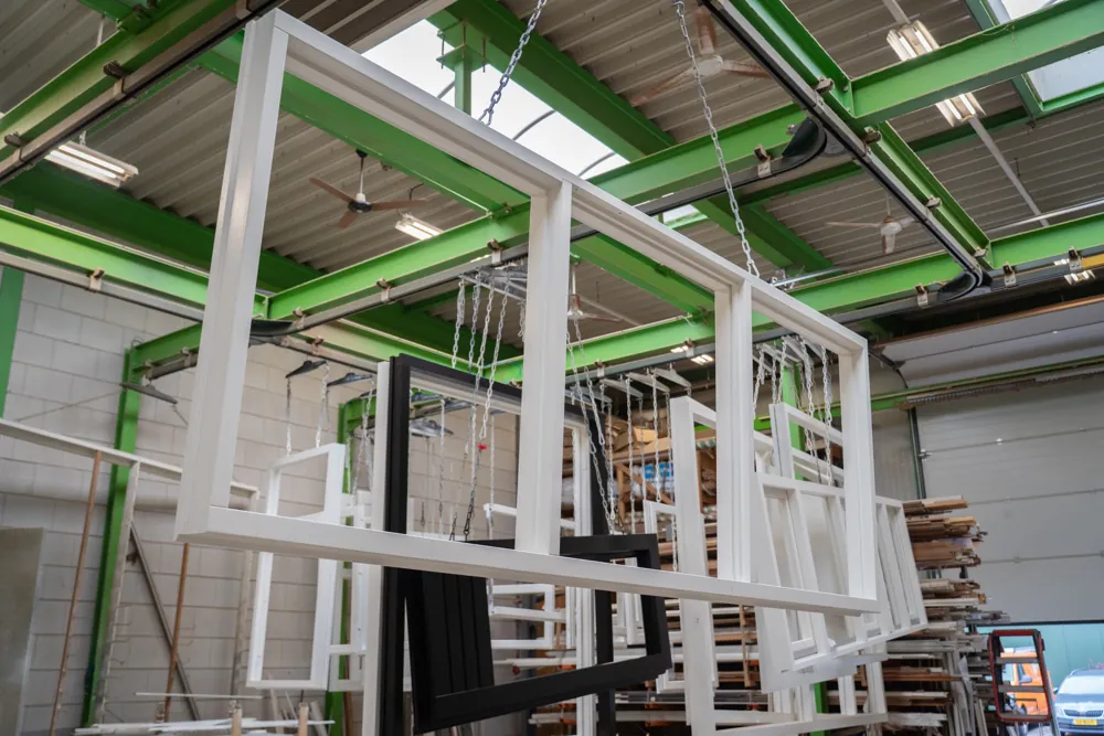 Gespoten ramen hangen te drogen