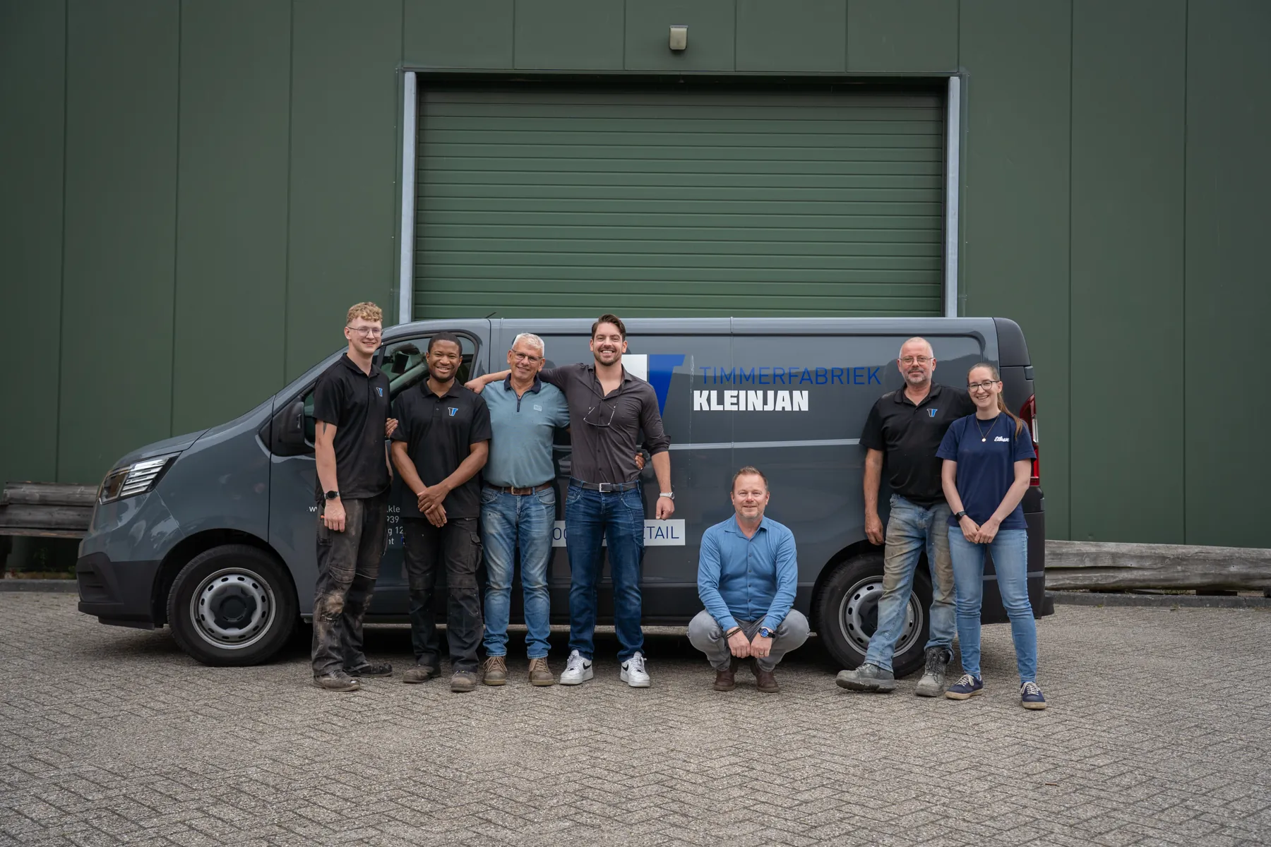 Het team van Timmerfabriek Kleinjan voor de bedrijfsbus bij de fabriek in Barendrecht