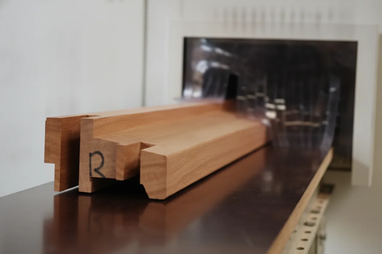 Een op maat gefreesd houten onderdeel uit de fabriek van Kleinjan