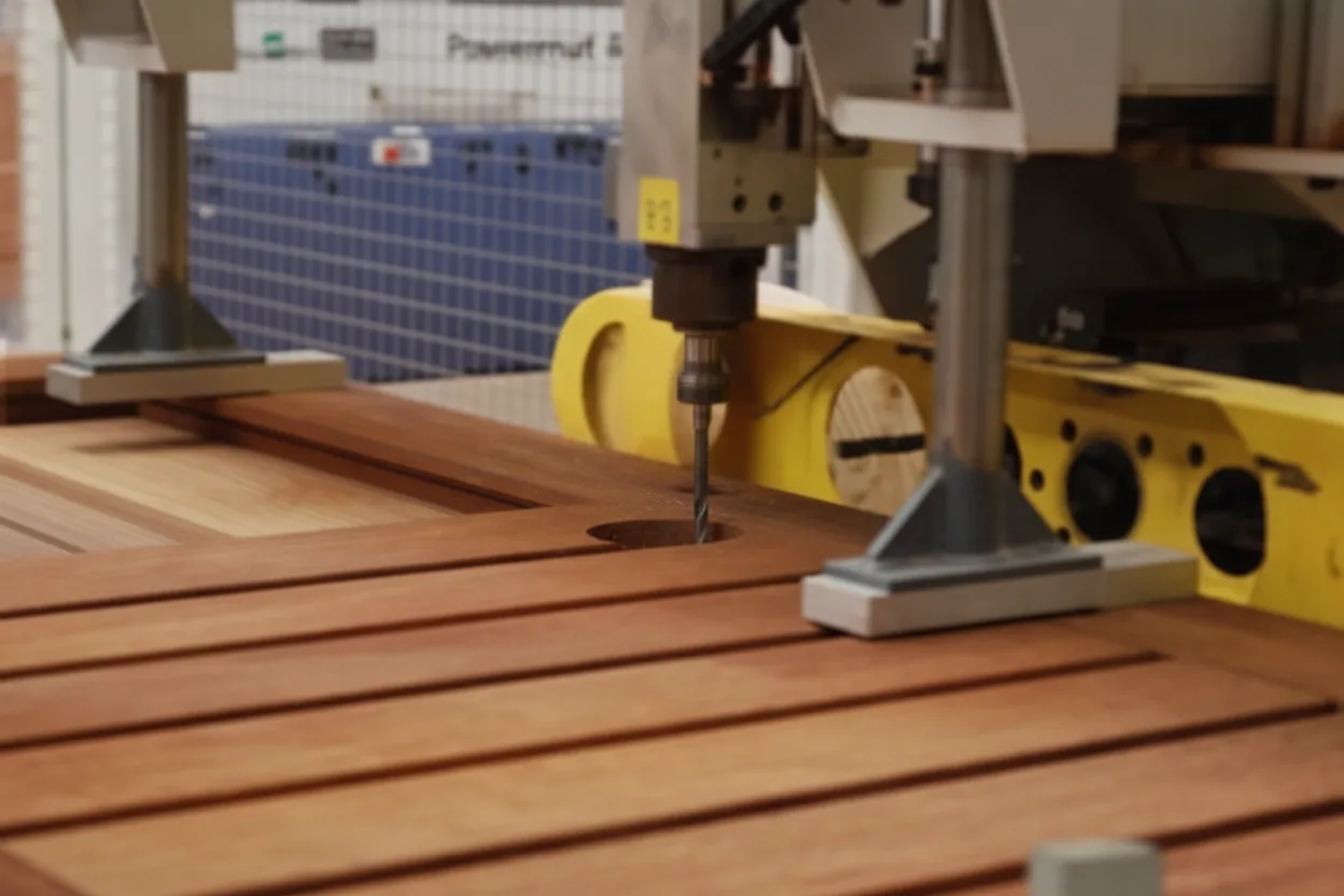 Computergestuurd machinepark dat hout freest